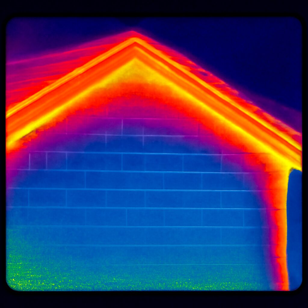 Thermographie infrarouge d'un bâtiment révélant les zones de déperditions thermiques